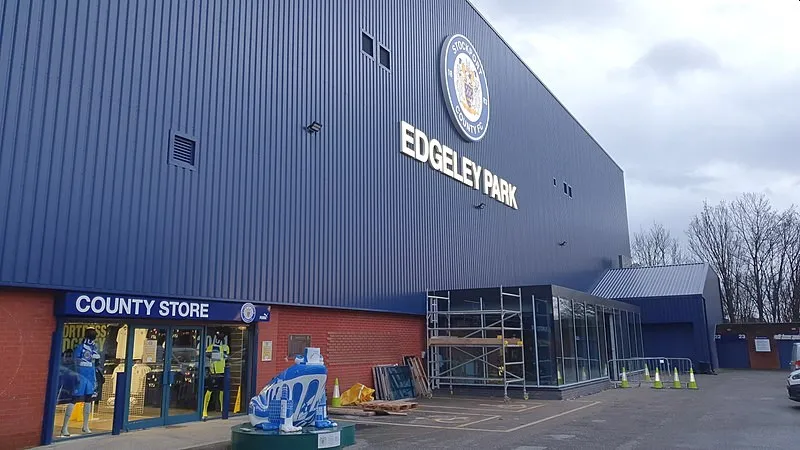 Mặt ngoài khán đài Cheadle End và cửa hàng chính thức của Stockport County tại Edgeley Park.