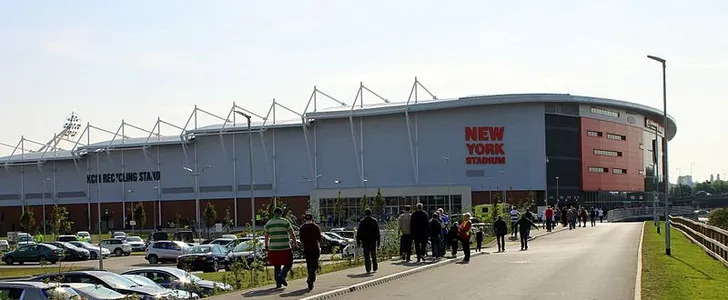 Mặt tiền hoành tráng của sân vận động New York Stadium, điểm tựa của Rotherham United