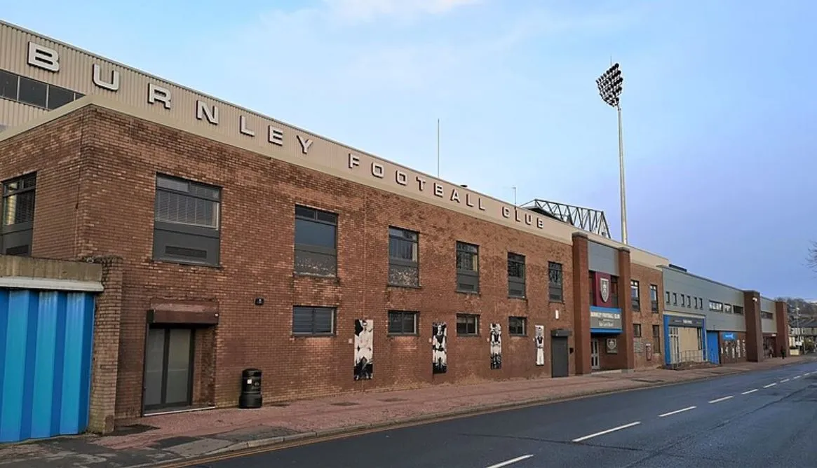 Mặt tiền sân Turf Moor trên con đường Harry Potts Way, biểu tượng của Burnley