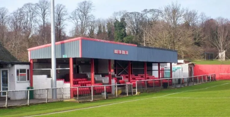 Một góc khán đài trống tại sân St James Park Brackley, khu vực gia đình