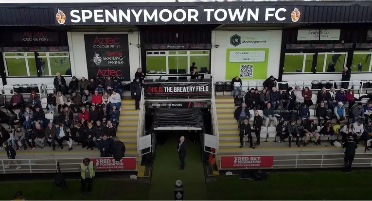 Một góc khán đài và sân đấu Brewery Field vào ngày diễn ra trận đấu của Spennymoor Town FC