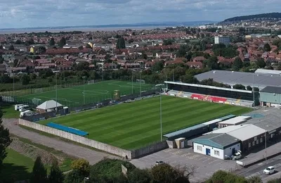 Một góc nhìn toàn cảnh Sân vận động Woodspring (Optima Stadium), sân nhà của Weston-super-Mare AFC.