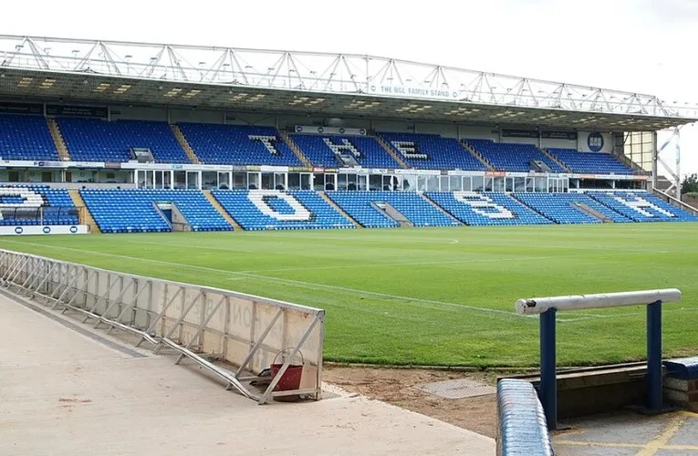 Một khán đài tại sân Weston Homes Stadium với hàng ghế đầy màu sắc của Peterborough United