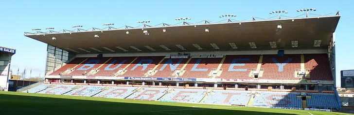 Một phần khán đài tại sân vận động Turf Moor, nơi diễn ra các trận cầu kịch tính