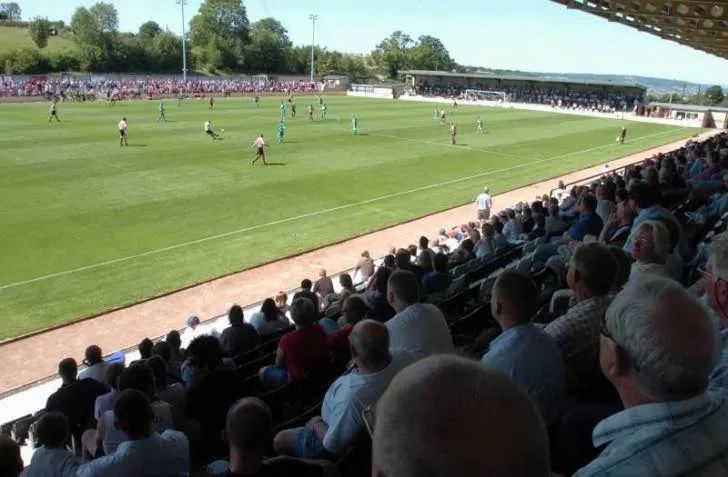Người hâm mộ Forest Green Rovers theo dõi trận đấu trên khán đài The New Lawn