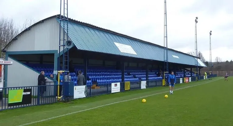 Những hàng ghế trống đơn sơ bên trong sân Longmead, sẵn sàng chờ đón người hâm mộ Tonbridge Angels