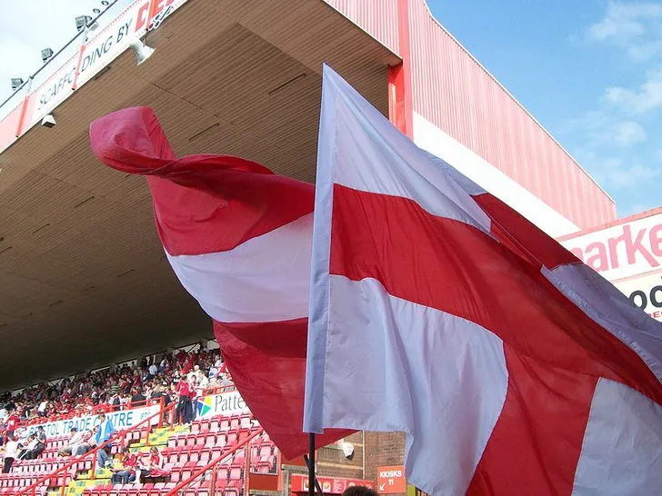 Những lá cờ CLB Bristol City tung bay trong gió tại sân vận động Ashton Gate