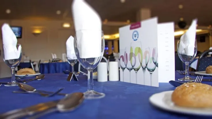 Phòng Suite Caroline Hand Executive tại sân Weston Homes Stadium, khu vực hospitality cao cấp