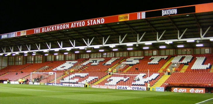 Quang cảnh một khán đài hiện đại tại sân Ashton Gate