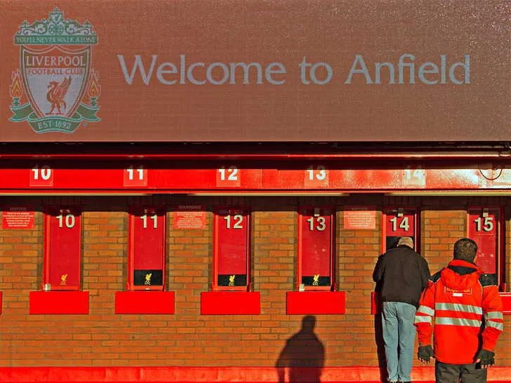 Quầy bán vé của Liverpool FC tại sân Anfield, nơi người hâm mộ mua vé các trận đấu và tour tham quan