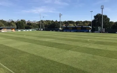 Sân Cantilever Park nhìn từ trên cao, có bảng quảng cáo của Warrington Town FC