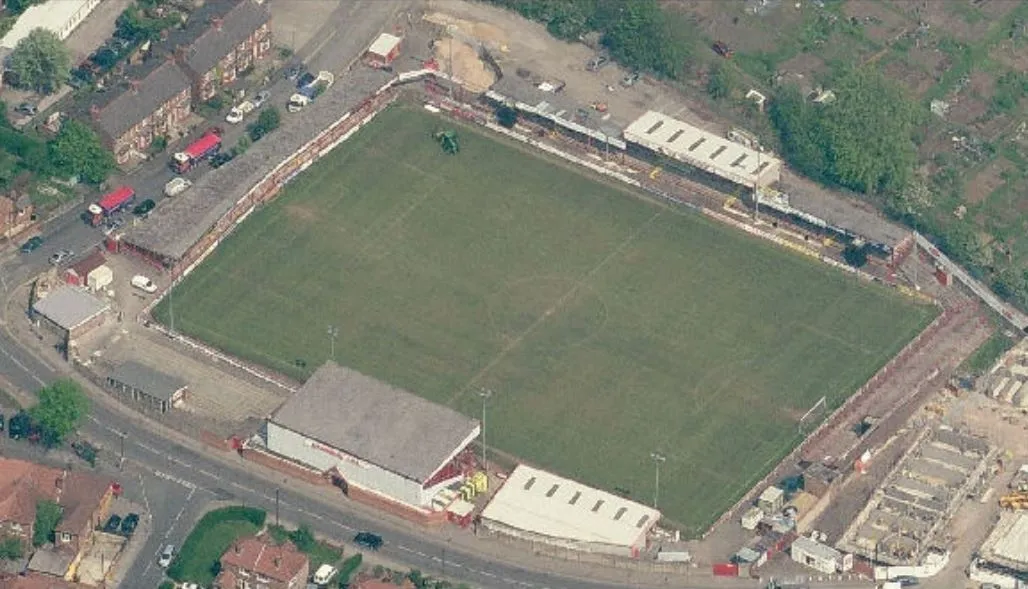 Sân J Davidson (Moss Lane) qua các thời kỳ, cho thấy sự phát triển của &quot;ngôi nhà&quot; Altrincham FC