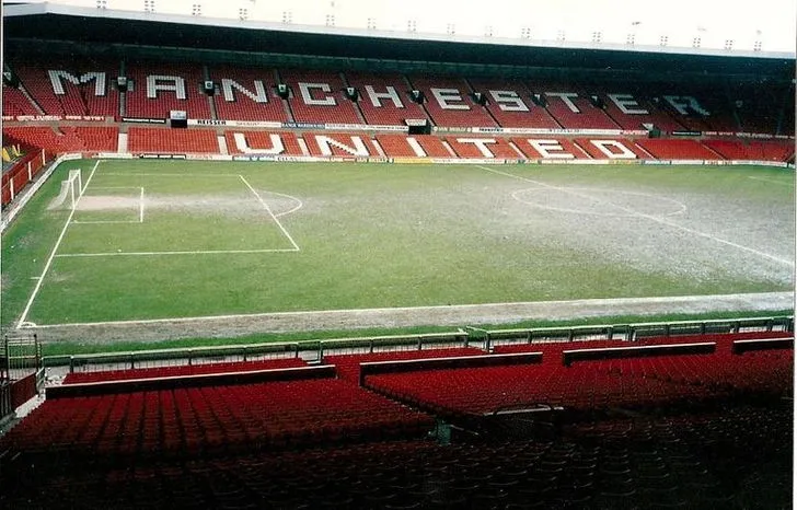 Sân Old Trafford nhìn từ trên cao vào năm 1992, trước những đợt nâng cấp lớn