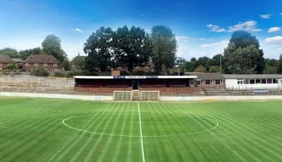 Sân The Meadow của Chesham United nhìn từ trên cao, thể hiện kiến trúc đơn giản đặc trưng của bóng đá Anh cấp thấp.