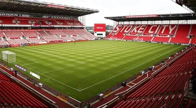 Sân vận động Bet365 Stoke City nhìn từ trên cao, biểu tượng của The Potters
