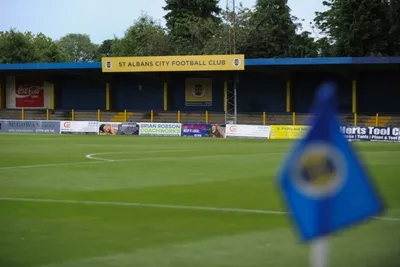 Sân vận động Clarence Park nhìn từ bên ngoài, biểu tượng của CLB St Albans City FC