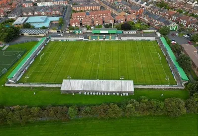 Sân vận động Croft Park, "thánh địa" của CLB Blyth Spartans nhìn từ xa, biểu tượng của bóng đá Anh hạng thấp.