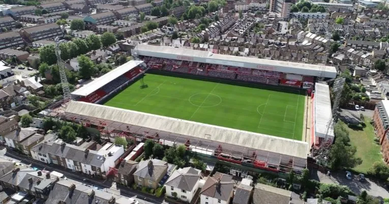 Sân vận động Griffin Park, ngôi nhà cũ đầy kỷ niệm của câu lạc bộ Brentford.