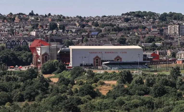 Sân vận động Oakwell ẩn hiện từ xa trong khung cảnh Barnsley