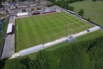 Sân vận động St James Park của CLB Brackley Town nhìn từ xa