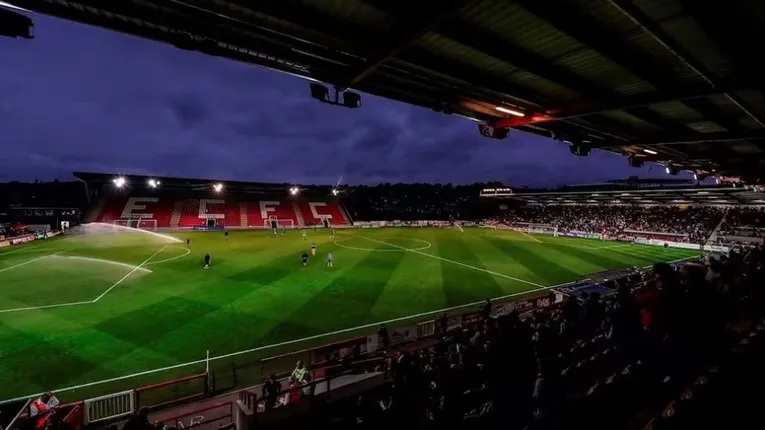 Sân vận động St. James Park Exeter rực rỡ dưới ánh đèn vào ban đêm, biểu tượng cho tương lai phát triển của Exeter City