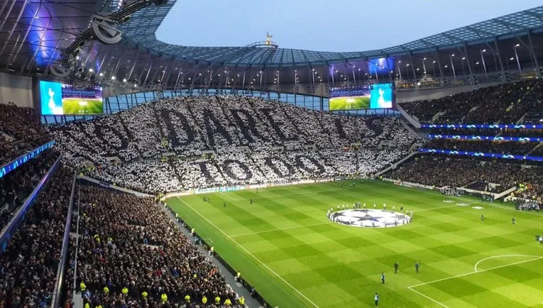 Sân vận động Tottenham Hotspur với khẩu hiệu 'Dare to Dream', truyền cảm hứng cho Gà Trống