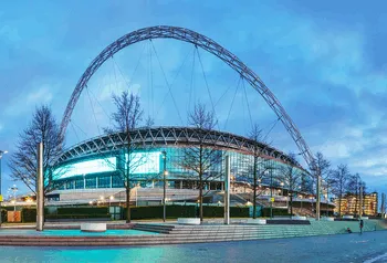 Sân vận động Wembley nhìn từ trên cao với kiến trúc mái vòm đặc trưng