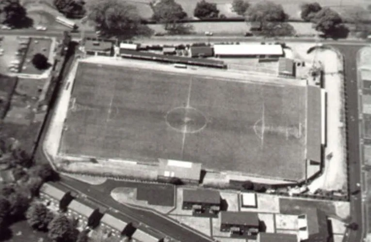 Sân Windmill Ground cũ của Leamington năm 1977, thể hiện kiến trúc truyền thống
