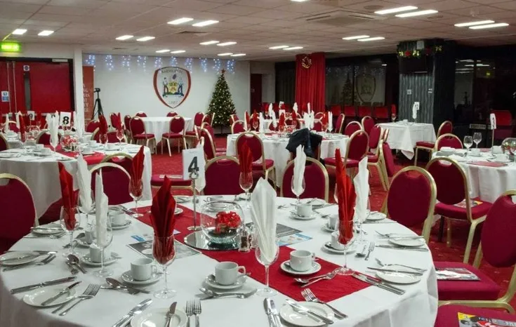 Sảnh tiếp đón khách VIP tại sân Oakwell với thiết kế hiện đại