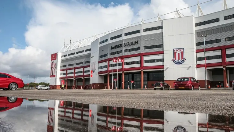 Toàn cảnh bên ngoài sân vận động Bet365 Stoke City, kiến trúc hiện đại