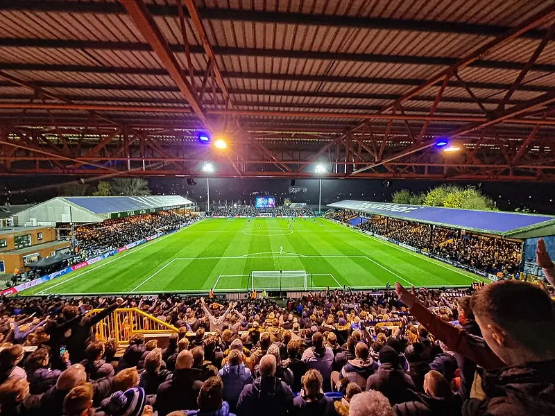 Toàn cảnh bên trong sân vận động Edgeley Park rực rỡ dưới ánh đèn.