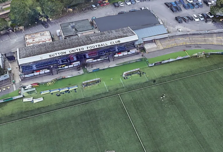 Toàn cảnh khán đài chính tại Gander Green Lane, sân nhà Sutton United