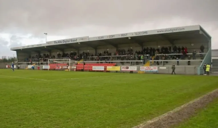 Toàn cảnh khán đài chính với mái che tại Optima Stadium, sân nhà của câu lạc bộ Weston-super-Mare AFC.