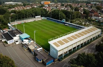 Toàn cảnh sân Cherrywood Road, "ngôi nhà" của Farnborough FC với sức chứa 7.000 chỗ.