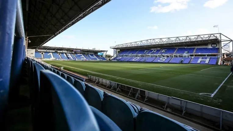Toàn cảnh sân cỏ xanh mướt tại Weston Homes Stadium, chuẩn bị cho trận đấu của The Posh