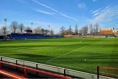 Toàn cảnh sân Cressing Road nhìn từ khán đài, thể hiện vẻ đẹp giản dị của ngôi nhà Braintree Town FC
