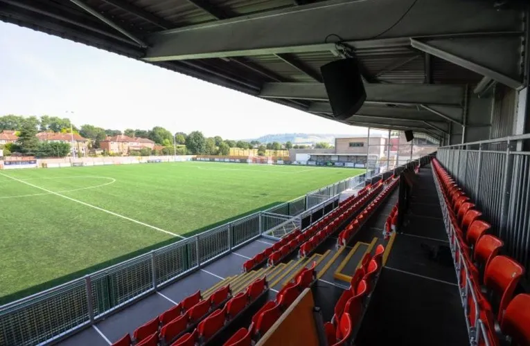Toàn cảnh sân Meadowbank Dorking Wanderers nhìn từ khán đài