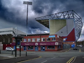 Toàn cảnh sân Turf Moor, sân nhà của câu lạc bộ Burnley tại giải Ngoại hạng Anh