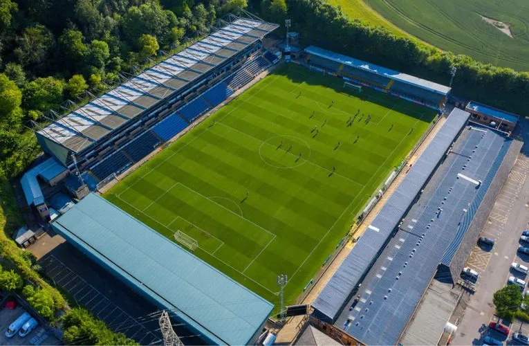 Toàn cảnh sân vận động Adams Park nhìn từ trên cao, biểu tượng của Wycombe Wanderers.