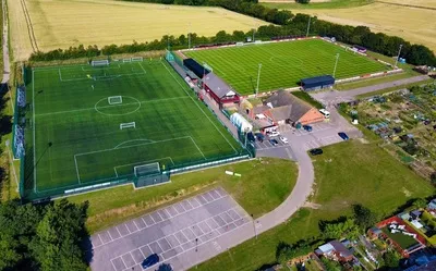 Toàn cảnh sân vận động Bloomfields của câu lạc bộ Needham Market FC