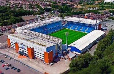 Toàn cảnh sân vận động Ewood Park từ trên cao, sân nhà của Blackburn Rovers