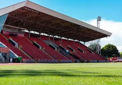 Toàn cảnh sân vận động Gateshead International từ trên cao, nhìn rõ đường chạy điền kinh và các khán đài.