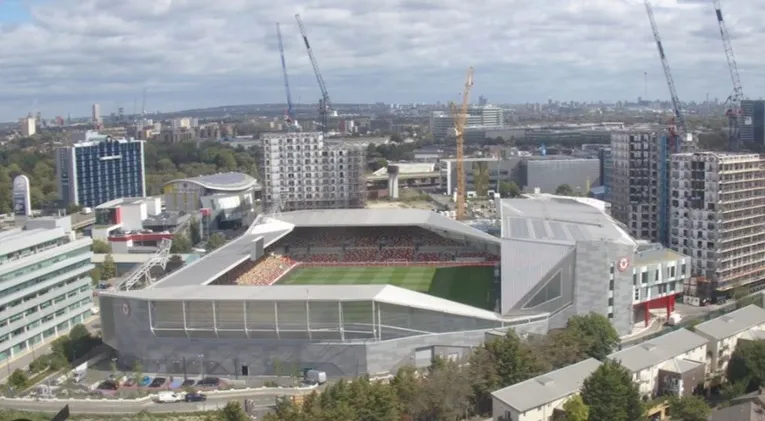 Toàn cảnh sân vận động Gtech Community mới, hiện đại của Brentford FC.