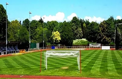 Toàn cảnh sân vận động Hornchurch với đường chạy điền kinh bao quanh