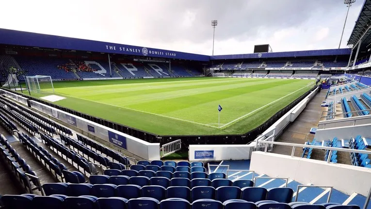 Toàn cảnh sân vận động Loftus Road nhìn từ khán đài