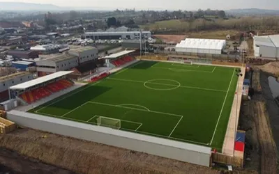 Toàn cảnh sân vận động Meadow Park tại Gloucester, ngôi nhà của Gloucester City AFC với mặt cỏ xanh mướt.