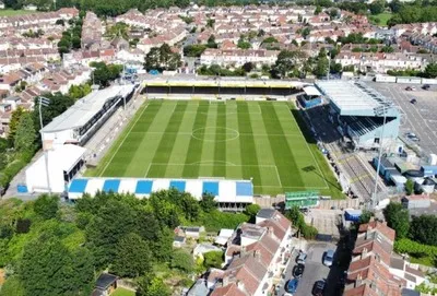 Toàn cảnh sân vận động Memorial Stadium nhìn từ trên cao, biểu tượng của CLB Bristol Rovers trong lòng bóng đá Anh.