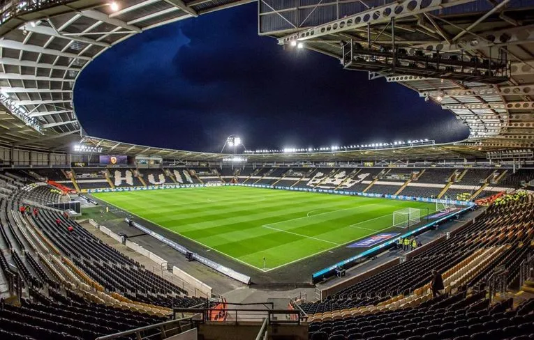 Toàn cảnh sân vận động MKM nhìn từ khán đài, nơi diễn ra các trận đấu của Hull City.