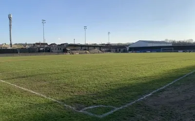 Toàn cảnh sân vận động The Citadel của Farsley Celtic, nhìn từ khán đài xuống sân cỏ xanh mướt