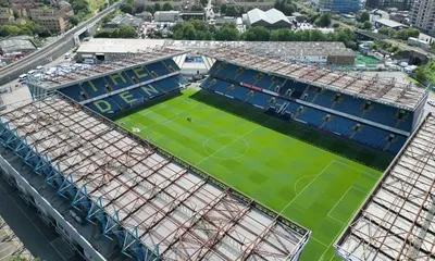 Toàn cảnh sân vận động The Den của Millwall nhìn từ trên cao, thể hiện kiến trúc độc đáo